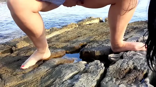 Mostrar Esposa orina al aire libre en la playa nuevos clips