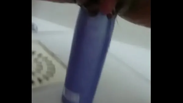 Vis Stuffing the shampoo into the pussy and the growing clitoris nye klipp