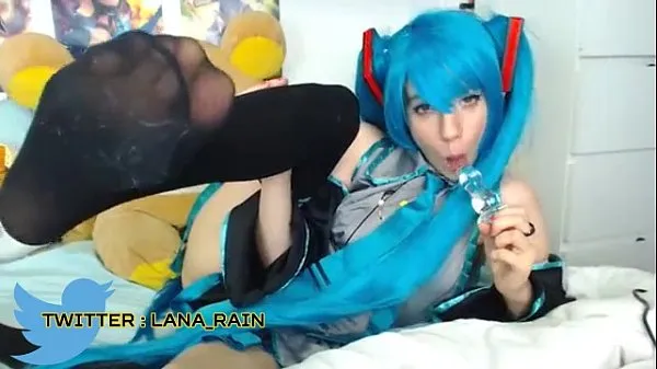 Lana Rain cosplaying as Miku glass dildo cumshow új klip megjelenítése