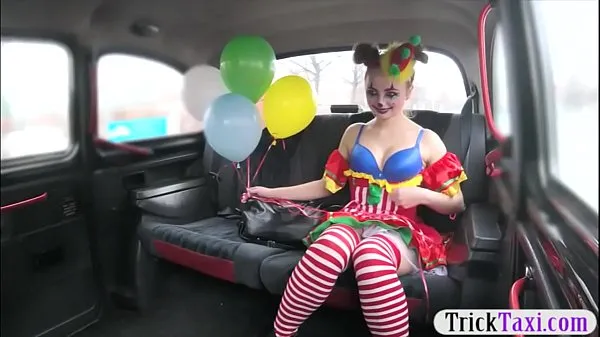 Afficher Gal déguisé en costume de clown par le chauffeur nouveaux extraits