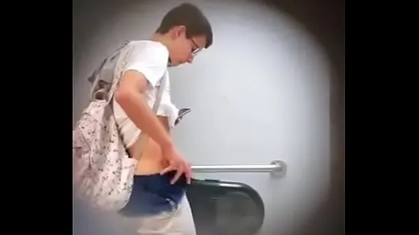 Hot white boy pissing and hitting a (no cum 個の新しいクリップを表示