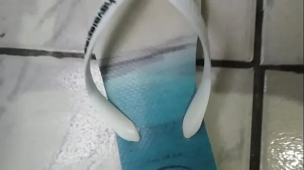 Mostra Gozando nas havaianas e depois colocando elas nos pés com meiasnuovi clip