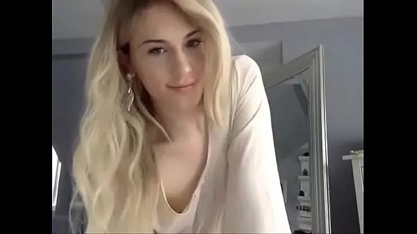 Visa Cute Blonde TGirl Handles A Butt Plug Toy, live on nya klipp