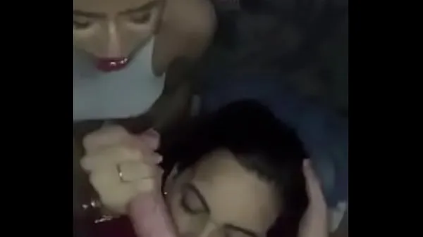 Tampilkan Dos amigas me la maman y se besan - Two friends blowjob Klip baru