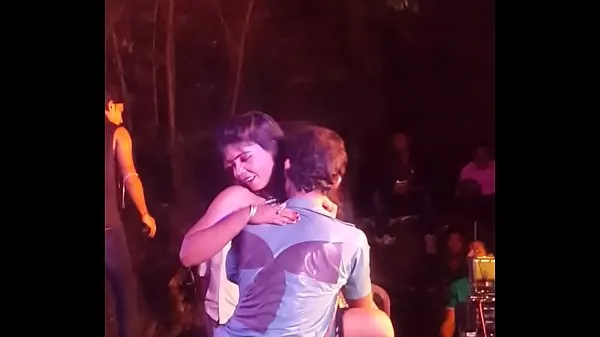 Desi hot stage danceनए क्लिप्स दिखाएँ