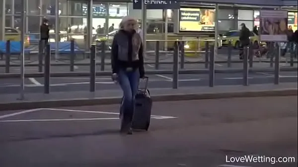 Das hübsche Mädchen, das vom Flughafen kommt, kann es nicht bis zum Ende haltenneue Clips anzeigen