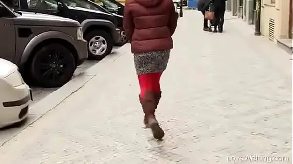 Εμφάνιση Bursting To Pee In Public, Pretty Girl Can't Hold It For Long Time νέων κλιπ