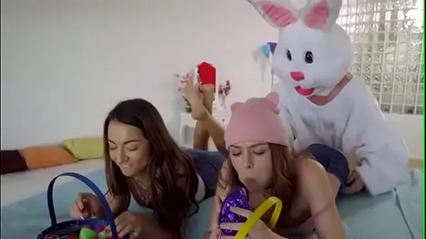 Easter bunny lays eggs inside her개의 새 클립 표시