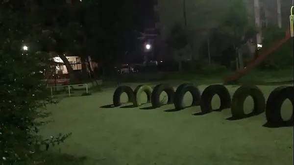 Mostrar Exposición al aire libre en el parque por la noche nuevos clips