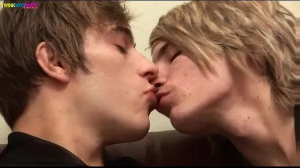 Mostrar Twinks gostosos Simon e Vojta se beijando e boquetes novos clipes