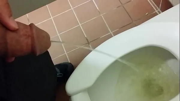 Tunjukkan Pissing in another public toilet Klip baharu