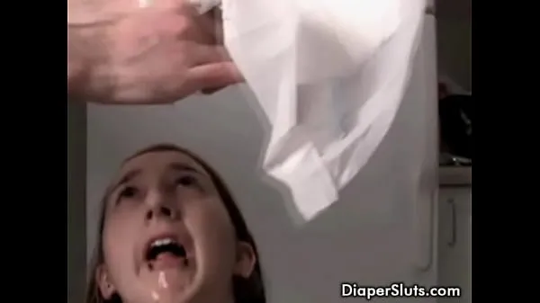 عرض y. slut drinking her piss from diaper قصاصات جديدة