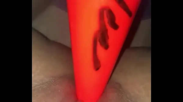 Vis Girl squirts from traffic cone nye klip