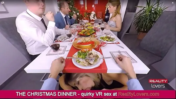 Afficher Vittoria Dolce vous souffle sous la table pendant le dîner de Noël en VR nouveaux extraits