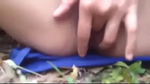 Mostrar Masturbándose en el bosque nuevos clips