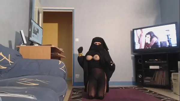 Toon seins nus en djilbab et niqab nieuwe clips