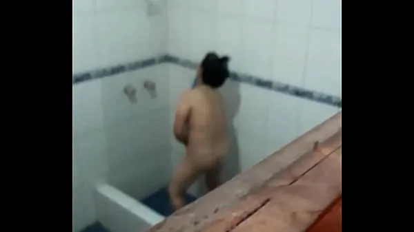 Prikaži Spying on my plain bathing novih posnetkov