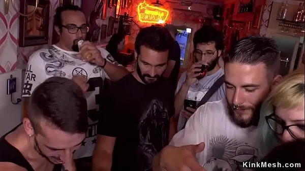 Mostrar Euro morena en bondage de cuerda follada en grupo en un bar público nuevos clips