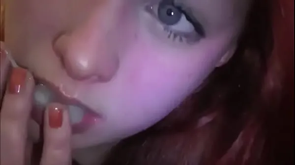 Tunjukkan Married redhead playing with cum in her mouth Klip baharu