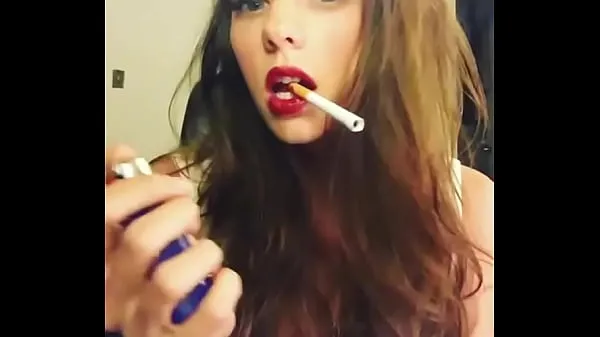 Visa Hot girl with sexy red lips nya klipp