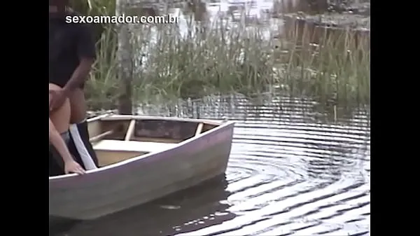 Mostrar El hombre oculto graba vídeo de esposa infiel gritando y haciendo sexo con jardinero, en canoa en el lago nuevos clips