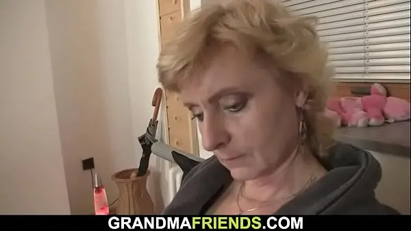 Zobraziť nové klipy (Old blonde skinny granny)