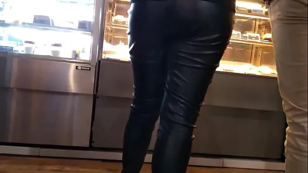 Zobrazit Brand new girl in sexy leather pants standing in line at the mall's food court nových klipů