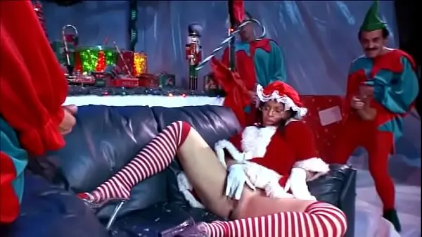 Mostra Il delizioso telaio di classe bruna di cui Daphne Rosen si diverte quando tre Elfi di Natale la schiacciano con i loro strumentinuovi clip