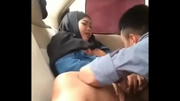 Hijab Mädchen im Auto mit ihrem Freundneue Clips anzeigen