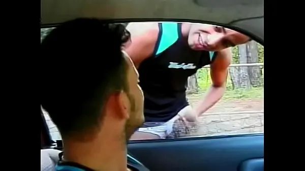 Mostrar El fagalah brasileño Gabriel Layd, de complexión trigueña, consiguió que su amigo Igor dos Santos le clavara el ojal hambriento de pollas en el coche nuevos clips