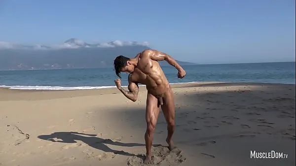 Brazilian sexy guy worship near the ocean 個の新しいクリップを表示