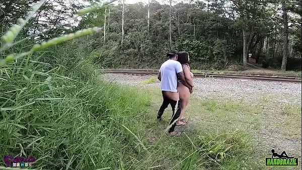 Mostrar Pareja follando en el monte es atrapada sin ser notada nuevos clips