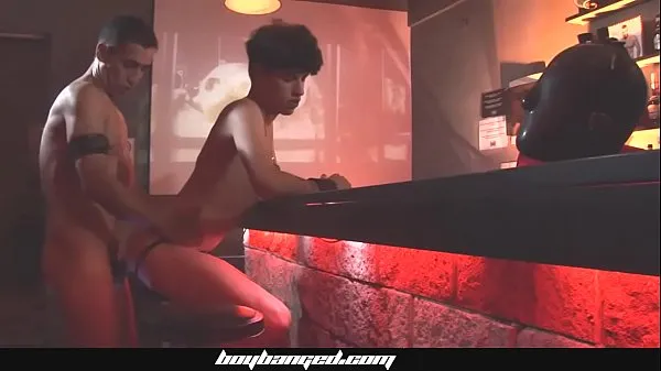 BoyBanged- Bareback Fucks Boy In Gay Bar 個の新しいクリップを表示