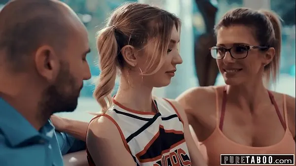 Afficher PURE TABOO Pom-pom girl contrainte au sexe avec l'entraîneur et son mari nouveaux extraits