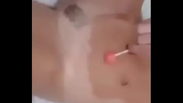 Delicious bitch playing with lollipop in cunt új klip megjelenítése