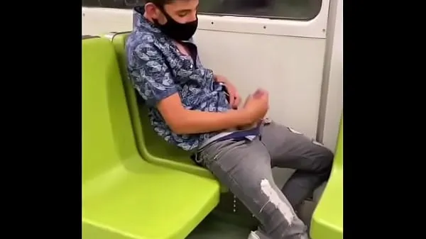 Afficher Homme masqué se branlant dans le métro nouveaux extraits