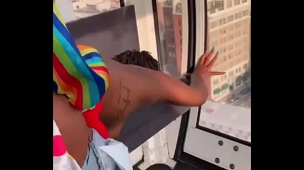 Show Clown bangs girl on a Ferris wheel in Atlanta new Clips