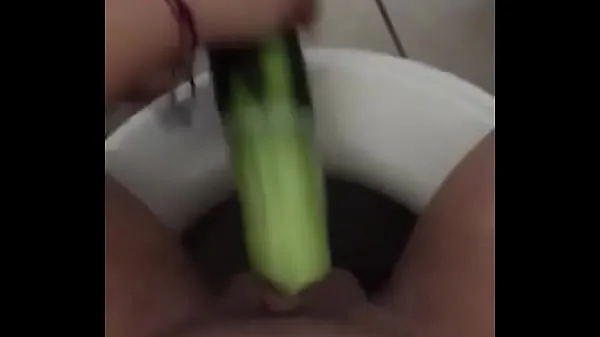 Mostrar Minha esposa empurrando um pepino novos clipes