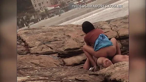 Mostrar Busted video shows man fucking mulatto girl on urbanized beach of Brazil novos clipes