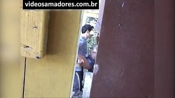 Mostrar Voyeur filma a una joven pareja follando, hasta que lo descubre grabando un video nuevos clips