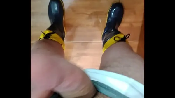 Mostrar Travieso rollos gruesos en su puño y botas de agua nuevos clips