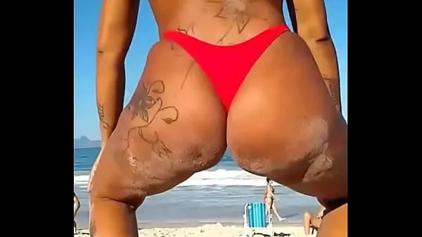 Hiển thị On the beach little bitch wiggling in thong Clip mới