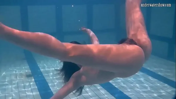 Im Wasser schwimmend zeigt Ivetta ihren sexy nackten Körperneue Clips anzeigen