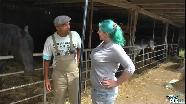 Mostra Una ragazza dalle grandi tette voleva andare a cavallo e finalmente cavalcava un cazzonuovi clip