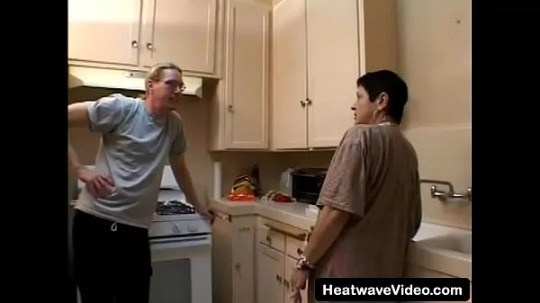 Mostrar Una abuela follada en la cocina nuevos clips