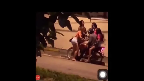 pequena bunda grande dano a bocetinha na rua com as amigas no boquete yeni Klip göster