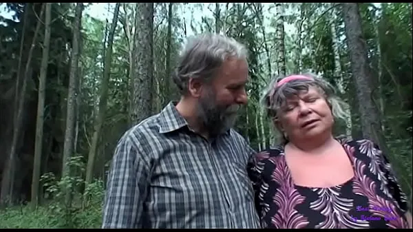 Näytä The girl looking for sees an older lady with big tits fucking with her old husband and gets very horny uutta leikettä