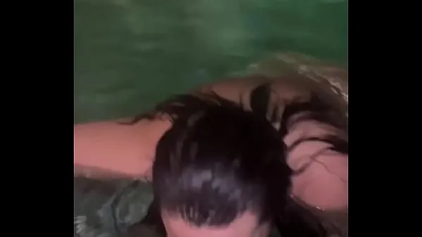 Visa Latina slut sucks cock under water nya klipp