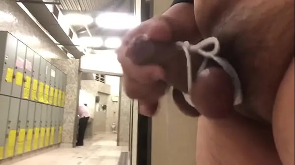 Tunjukkan Dick flash and jerk off in a public toilet Klip baharu