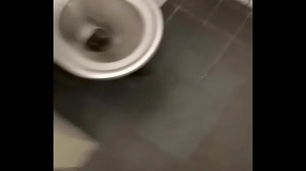 Auf den Boden in der unterirdischen Toilette pissenneue Clips anzeigen